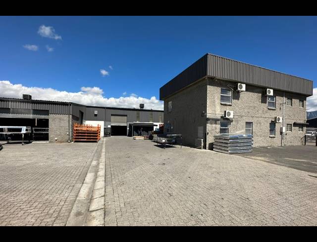1,441M² WAREHOUSE TO LET IN OTTERY